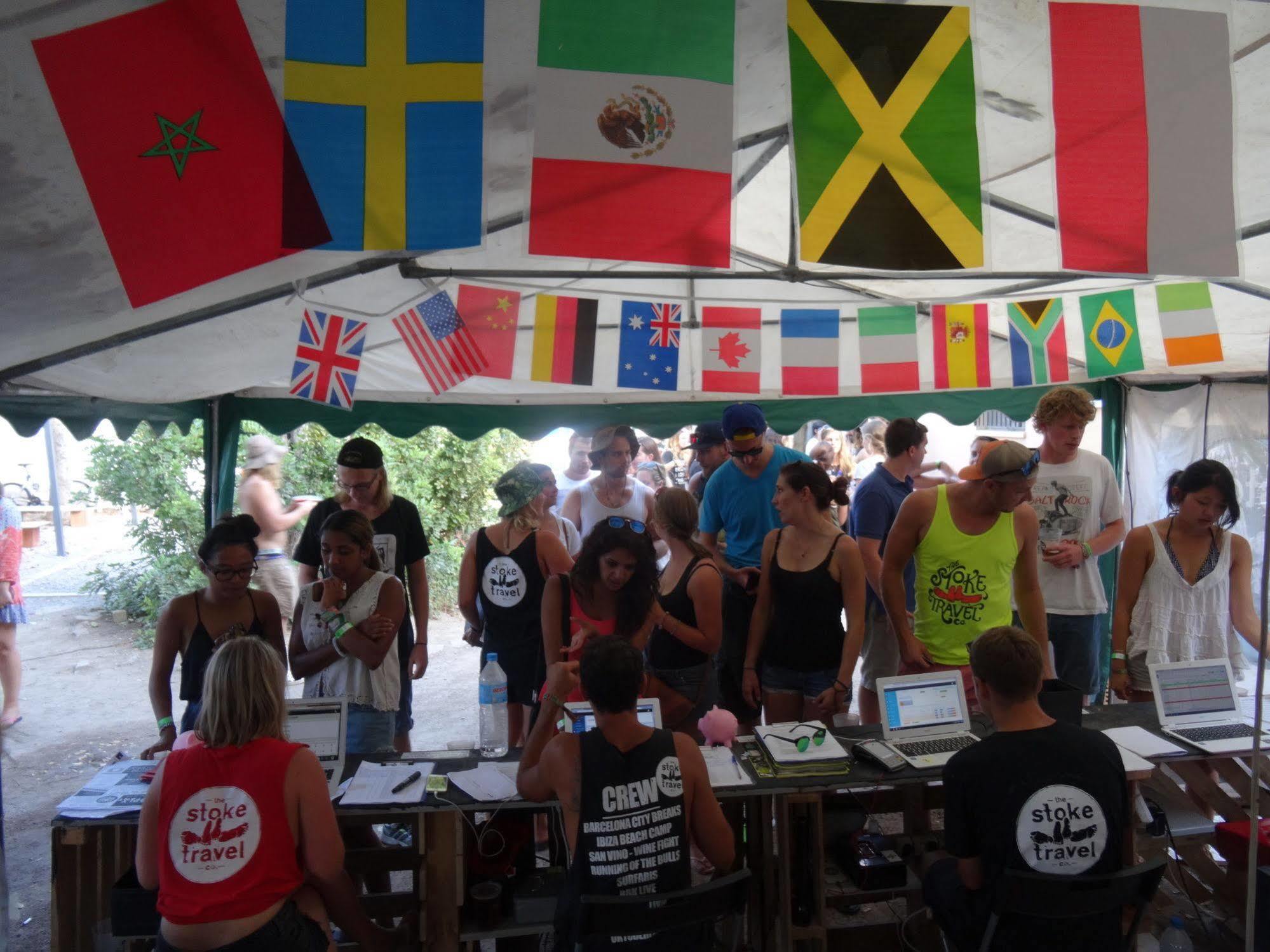 Zarautz Beachside Surf Camp Екстер'єр фото
