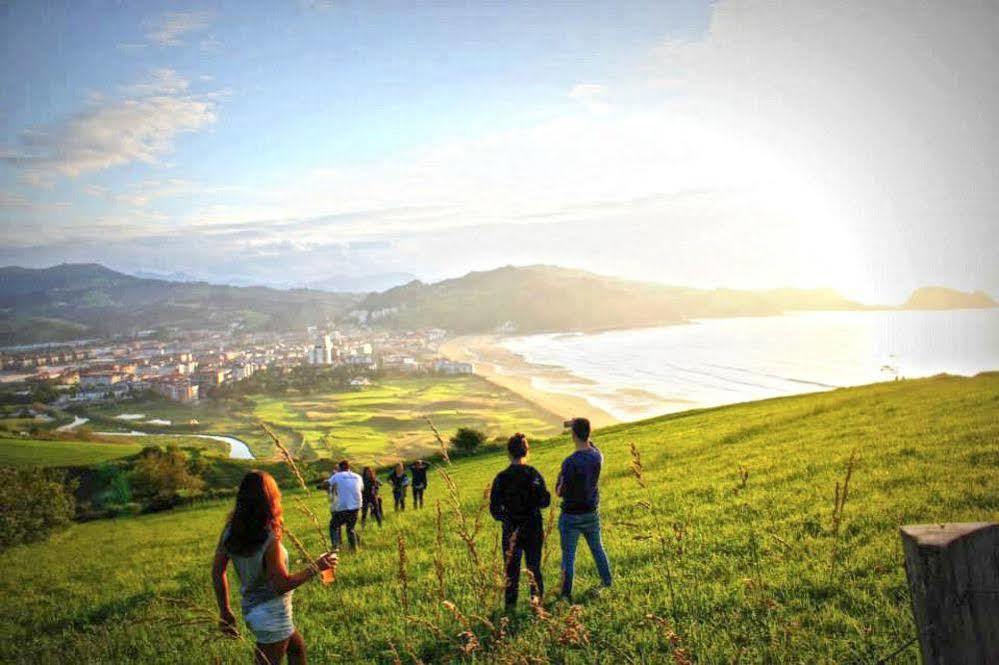 Zarautz Beachside Surf Camp Екстер'єр фото
